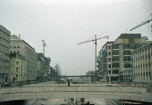 801683 Gezicht op het in aanbouw zijnde kantoor- en winkelcentrum Hoog Catharijne te Utrecht, met op de voorgrond het ...
